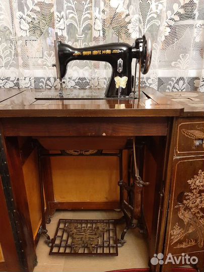 Старинная швейная машинка