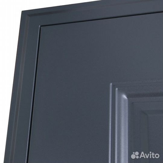 Дверь входная в квартиру с черной фурнитурой