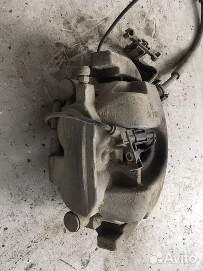 Тормозной суппорт передний правый Mercedes GLS 166