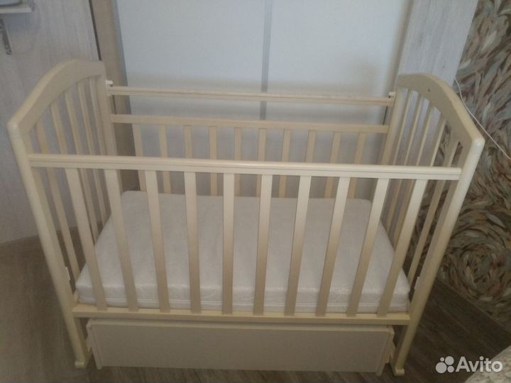 Детская кроватка с маятником и ящиком