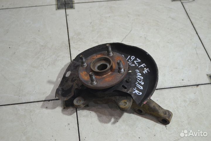 Поворотный кулак передний правый Toyota Yaris