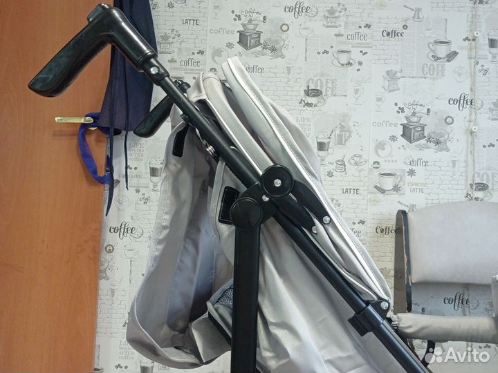 Прогулочная коляска трость