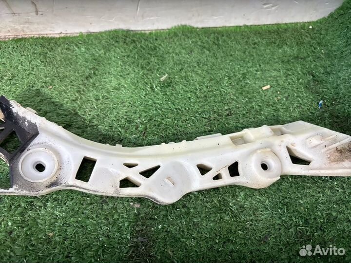 Кронштейн бампера задний правый Mazda 3 хетчбек Z6