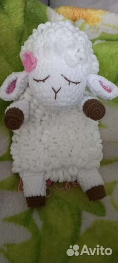Овечка игрушка-рукавичка вязаная