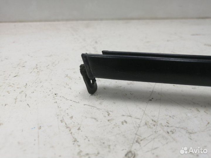 Направляющая стекла задняя правая Toyota Avensis