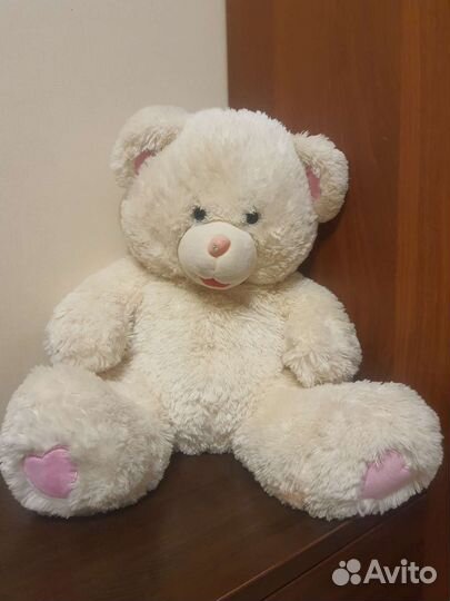 Большой плюшевый медведь