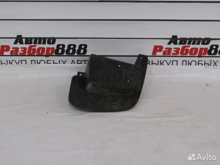 Брызговик передний правый Mitsubishi Pajero Sport