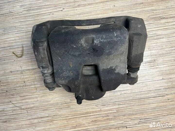 Суппорт передний левый Hyundai Kona Electric