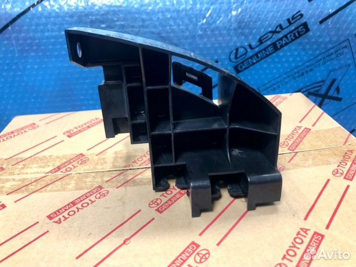 Кронштейн бампера задний правый Lexus Lx570