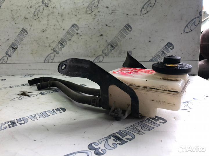 Бочок тормозной жидкости Toyota noah