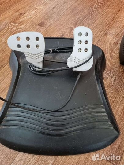 Игровой руль с педалями