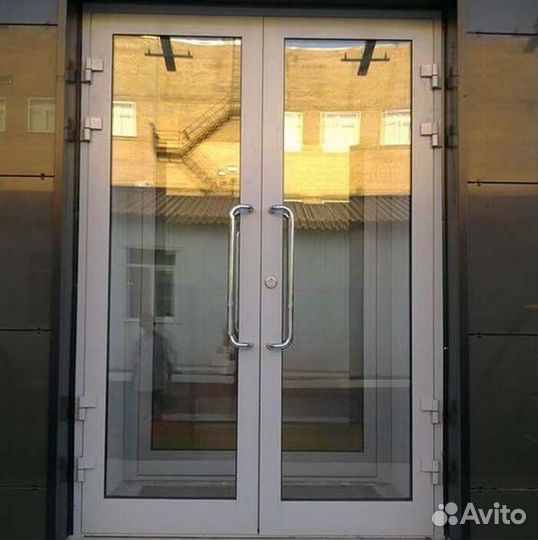 Дверь алюминиевая