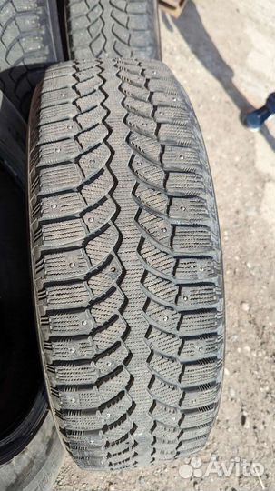 Bridgestone Blizzak Spike-01 235/65 R17 108T