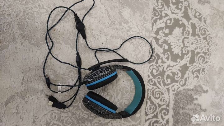 Игровая клавиатура и наушники