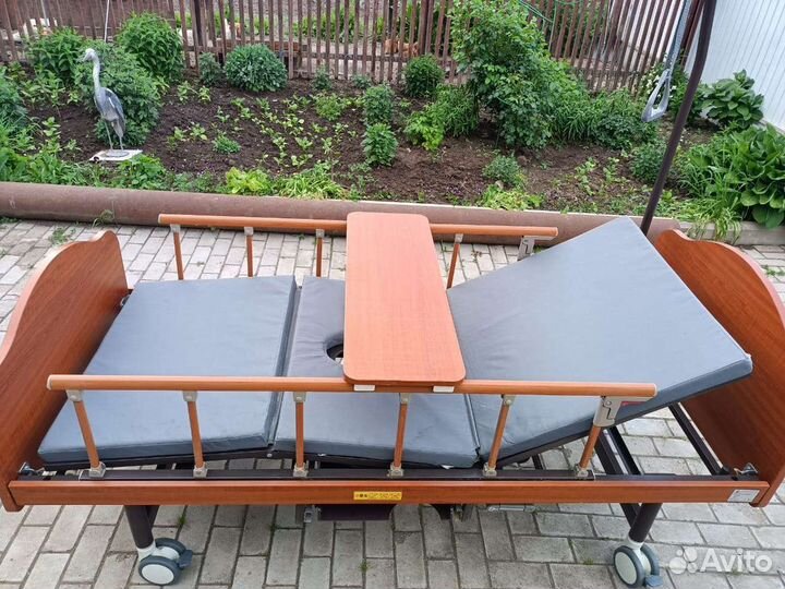 Кровать для лежачих больных с туалетом