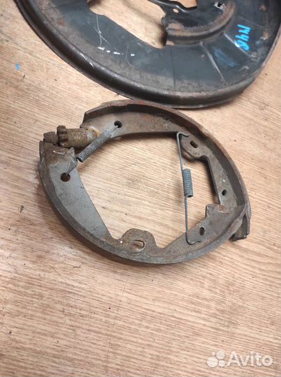 Щит опорный задний правый VW Touareg 2010-2018