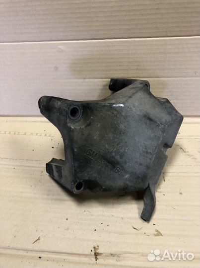 Кронштейн двигателя правый Opel Astra J