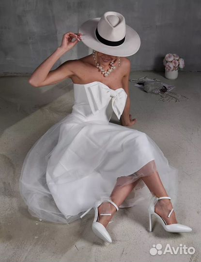 Босоножки белые