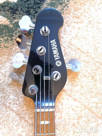 Бас гитара Yamaha (5 струн)