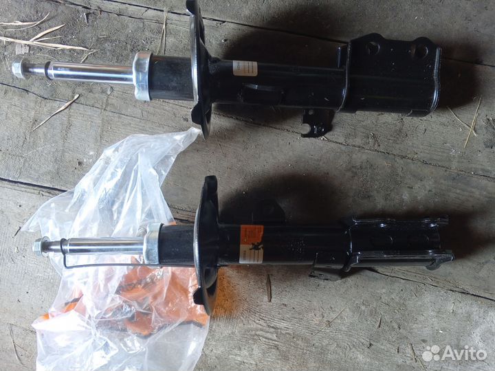 Передние стойки на Toyota wish zne 10