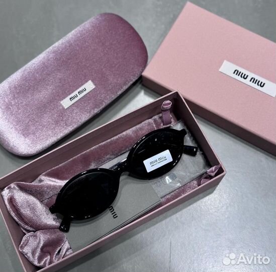 Солнцезащитные очки Miu Miu