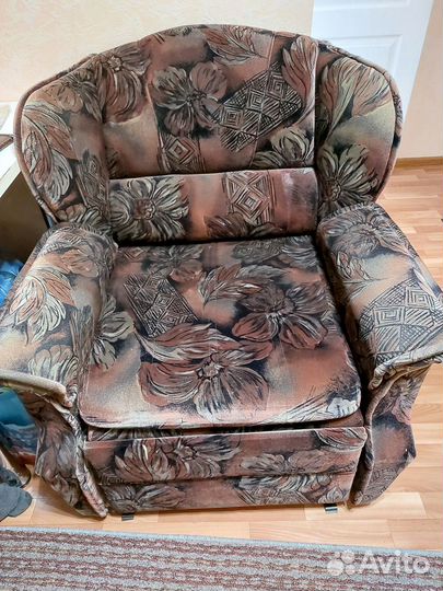 Диван - кровать и два кресла