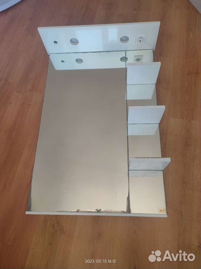 Зеркало с полочками