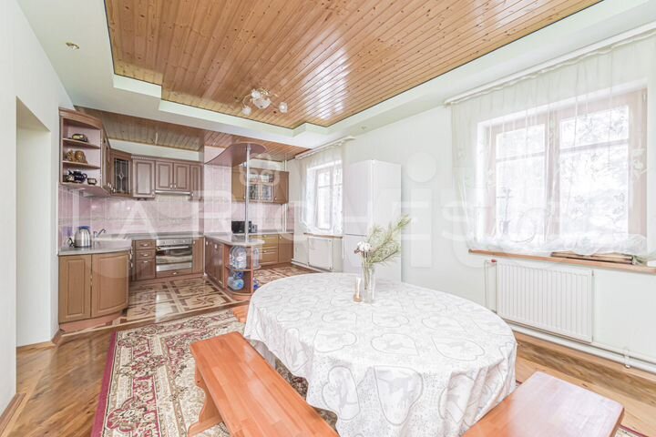 Дом 425 м² на участке 12 сот.