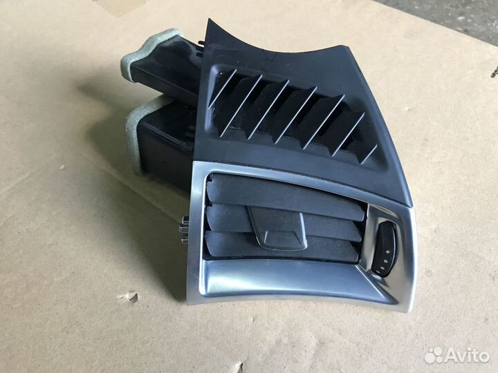 Дефлектор воздушный правый Cadillac SRX II 09-12