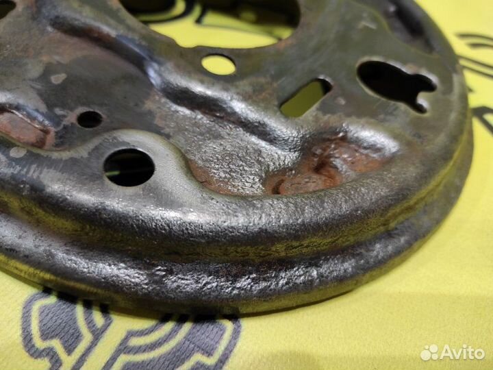 Щиток тормозного механизма задний левый Toyota