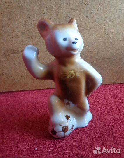 Фарфоровая статуэтка. СССР. мишка. футболист. дина