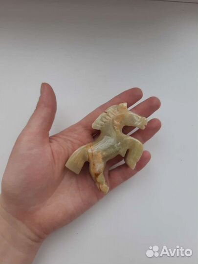 Лошадка из оникса