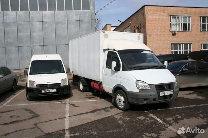 Водитель со своим грузовым автомобилем