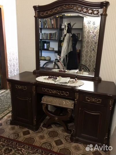 Продам туалетный столик и зеркало