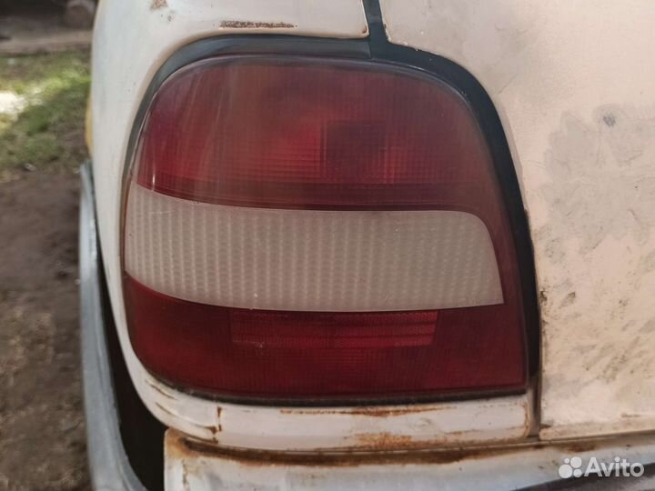 Фонари задние Nissan Sunny сунни