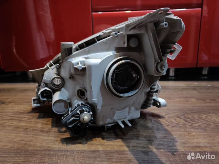 Фара правая Toyota premio