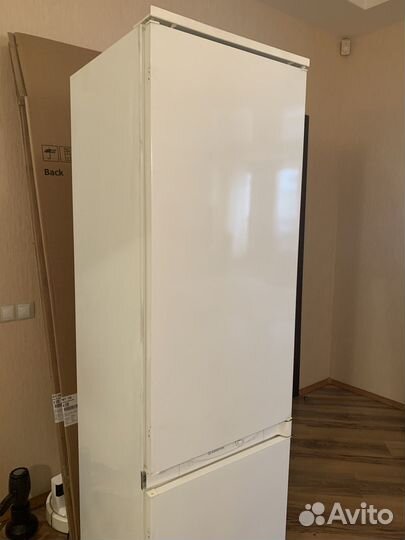 Холодильник бу встраиваемый Аристон