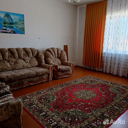 Люстра, ковры, трюмо, качеля
