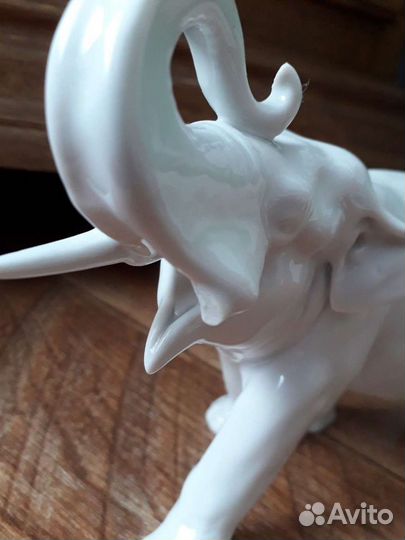 Фарфоровая статуэтка 