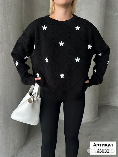 Свитер модный