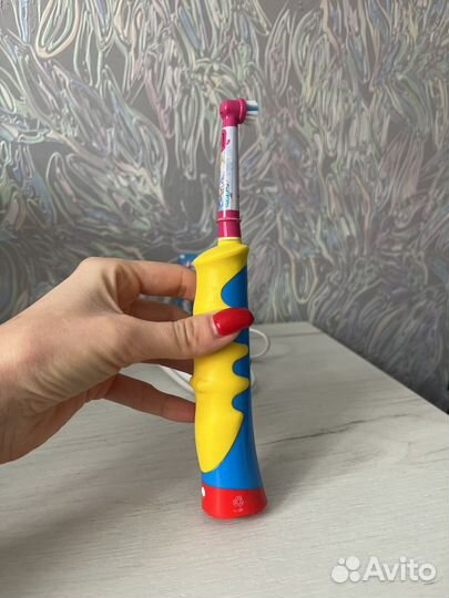 Электрическая зубная щетка oral b /детская