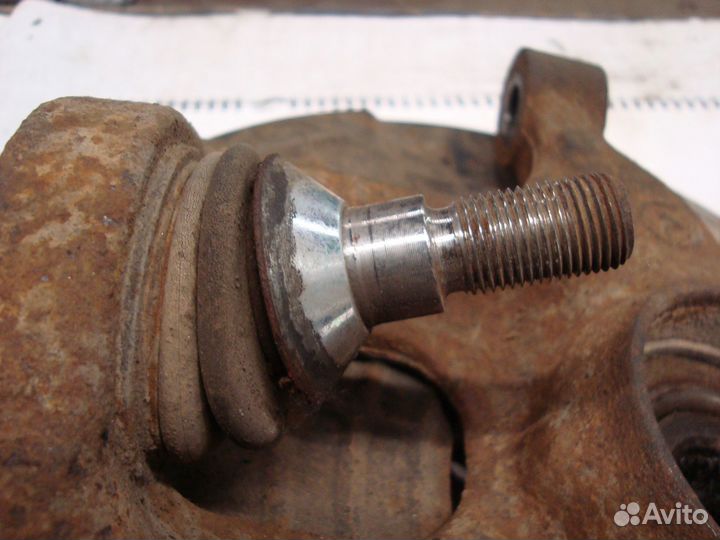 Кулак передний правый W251 M272