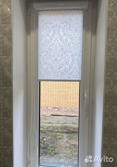 Рулонные шторы в коричневом коробе O1643