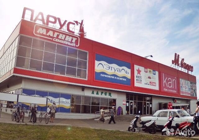 Продавец консультант в магазине одежды