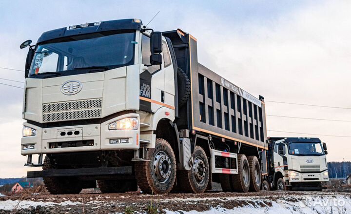 Водитель самосвала