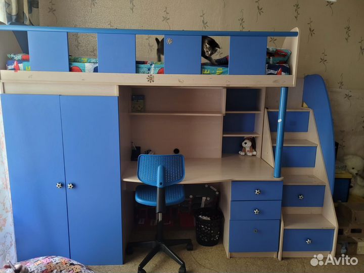 Детская кровать чердак со столом и шкафом