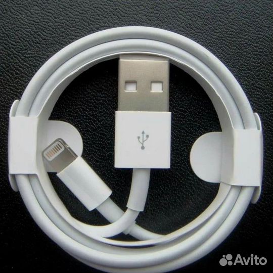 Зарядный кабель на iPhone