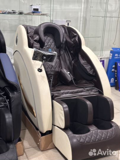 Массажное кресло с экраном на русском языке