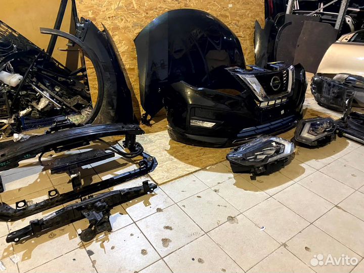 Передняя часть автомобиля Ниссан х-трейл т32