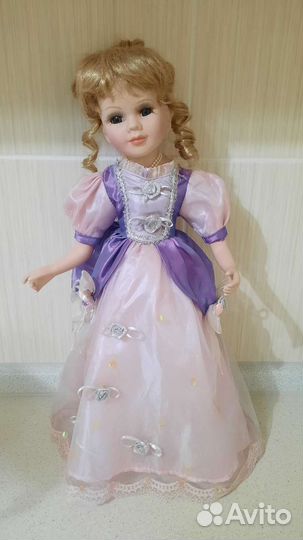 Кукла фарфоровая